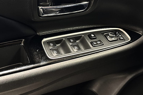 Dørpanel med elektriske vindus- og speiljusteringer for praktisk bruk.