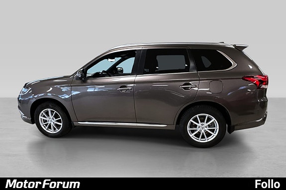 Stilren brun side med tonede vinduer og solide felger.