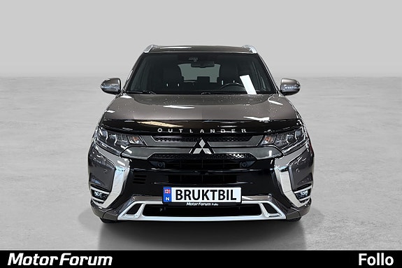 Elegant front med kromdetaljer og distinkt grill for autoritet.