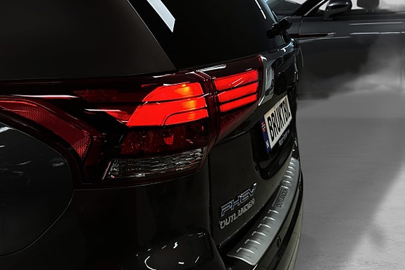 Stilrent bakparti med LED-lys og kromlist for eksklusivt uttrykk.