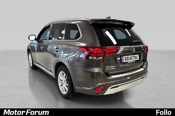 Elegant bakende med LED-lys og kromdetaljer i høyglans.