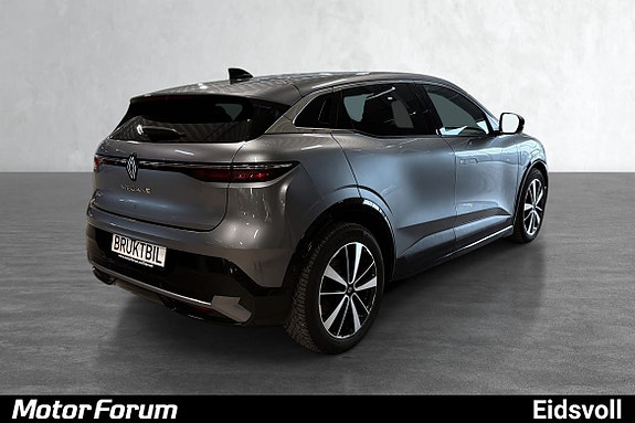 Moderne linjer gir bilen et tidløst og eksklusivt uttrykk