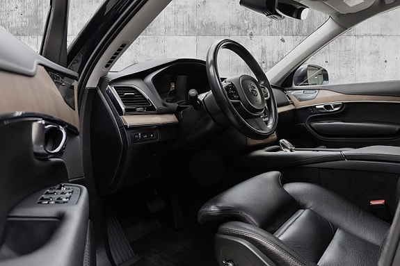 Volvo XC90 10 of 30