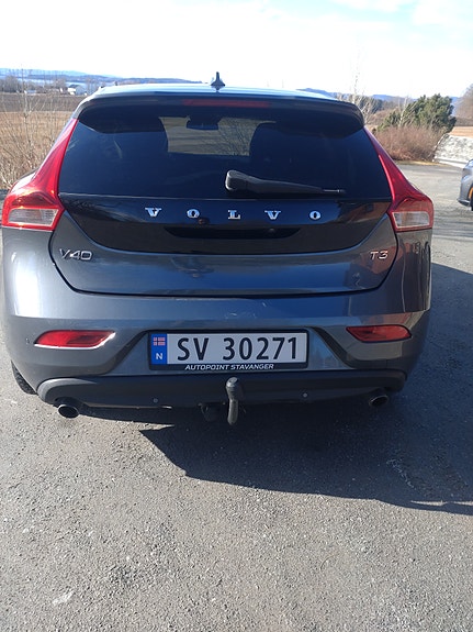 Volvo V40 2 of 5