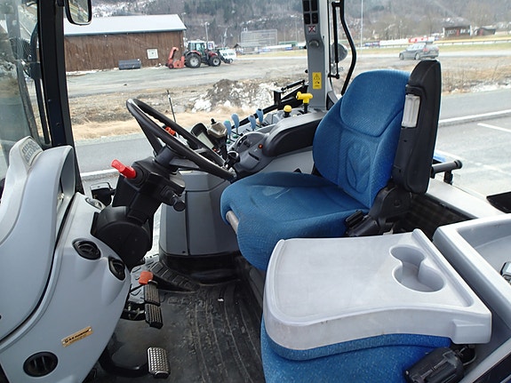 New Holland T6040 Elite 28 of 30