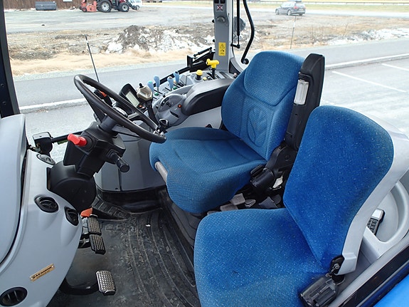 New Holland T6040 Elite 24 of 30