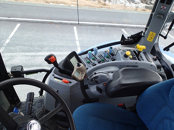 New Holland T6040 Elite 27 of 30