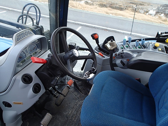 New Holland T6040 Elite 26 of 30