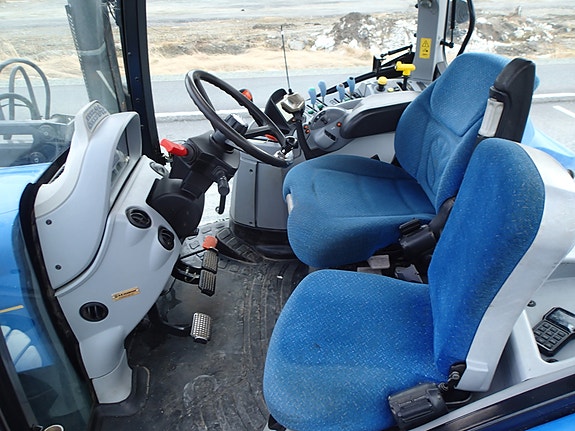 New Holland T6040 Elite 25 of 30