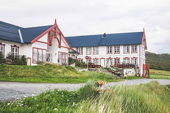 Vi har mange spennende oppdrag, blant annet restaurert Hjerkinn fjellstue på Dovrefjell. (Foto: Hjerkinn fjellstue)