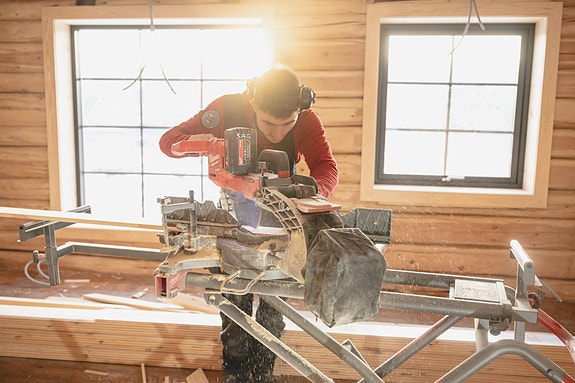 Varierte arbeidsdager med ulike byggeprosjekt. Her fra privatbolig.