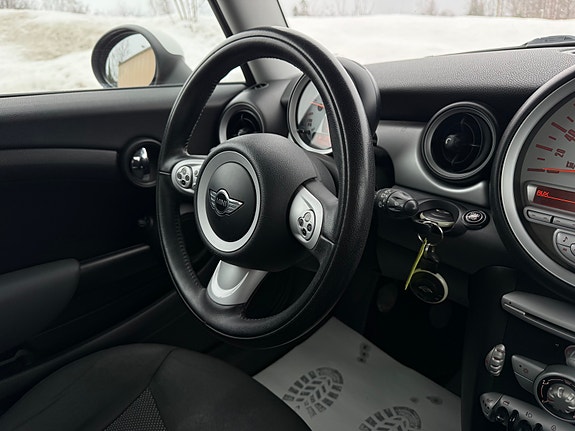 MINI Cooper 23 of 28