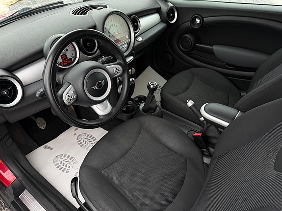 MINI Cooper 15 of 28