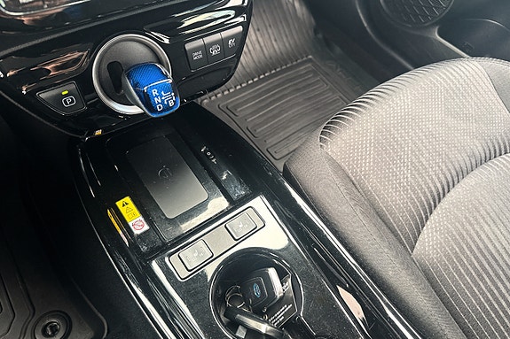 Toyota Prius Plug-in Hybrid 18 of 19