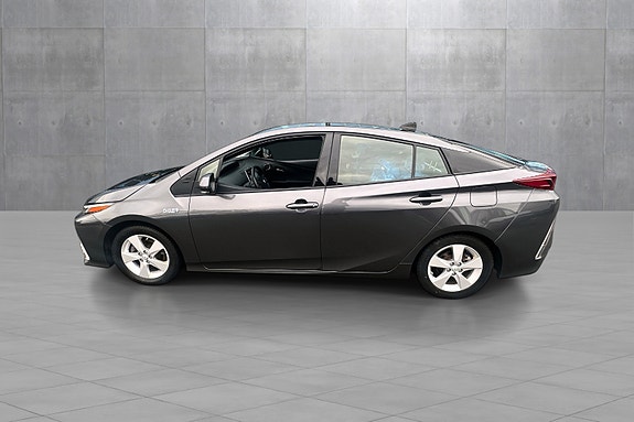 Toyota Prius Plug-in Hybrid 2 of 19