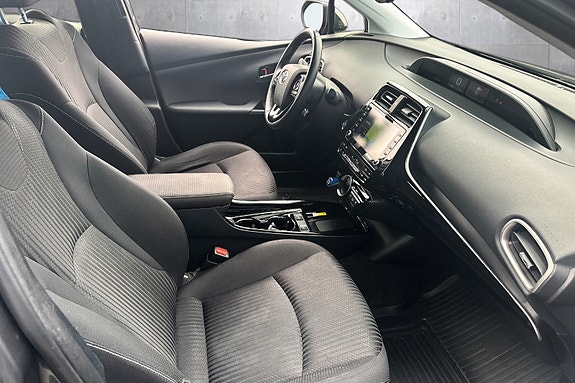 Toyota Prius Plug-in Hybrid 14 of 19