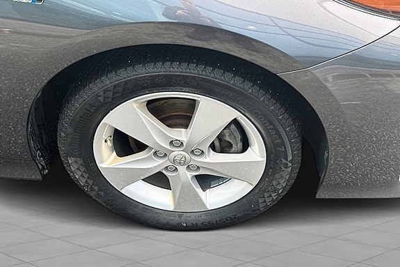 Toyota Prius Plug-in Hybrid 15 of 19
