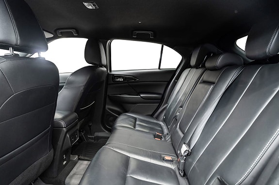 Romslig baksete i skinn med ISOFIX for praktisk sikkerhet.