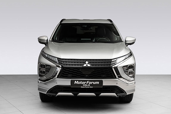 Moderne front med adaptive LED-lys og stylingdetaljer.