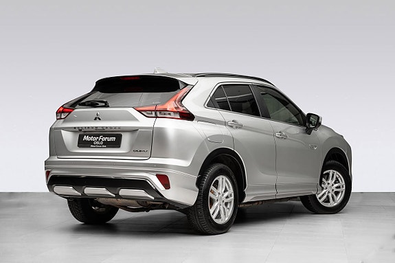 Elegant baklys og takreling fremhever robust SUV-design.
