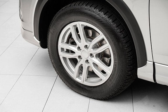 Alloy-felger med sportslig design kompletterer moderne SUV-stil.