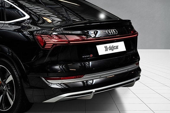 Audi e-tron S 4 of 5