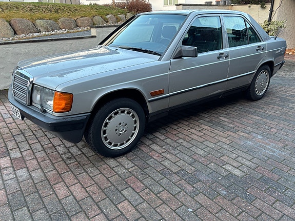 Mercedes-Benz 190 3 of 5