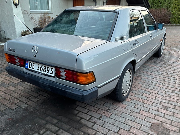 Mercedes-Benz 190 7 of 30