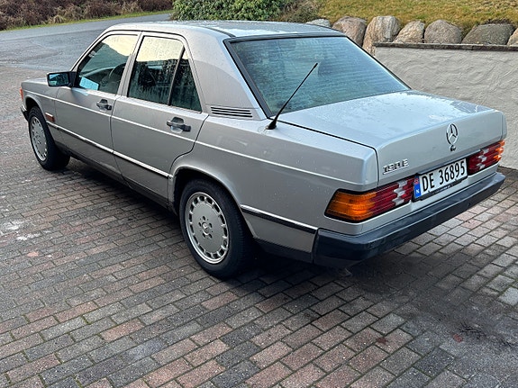 Mercedes-Benz 190 9 of 30