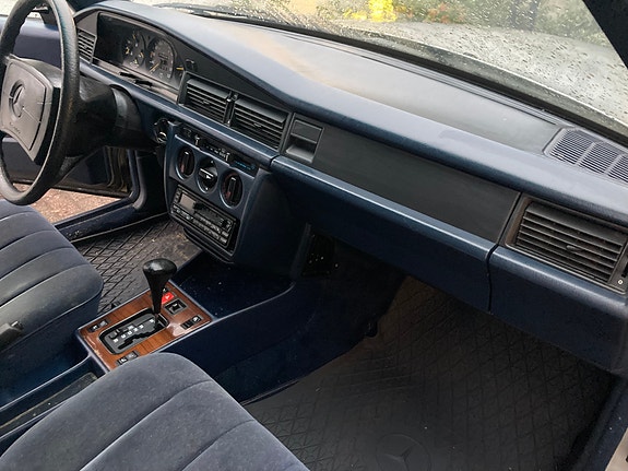 Mercedes-Benz 190 23 of 30