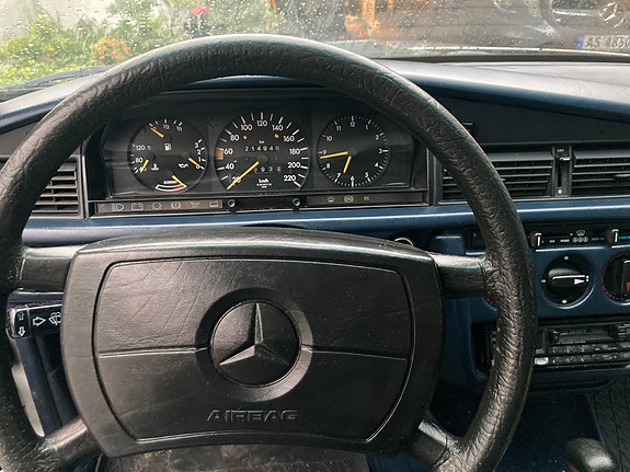 Mercedes-Benz 190 12 of 30