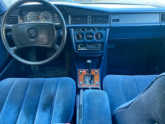 Mercedes-Benz 190 24 of 30