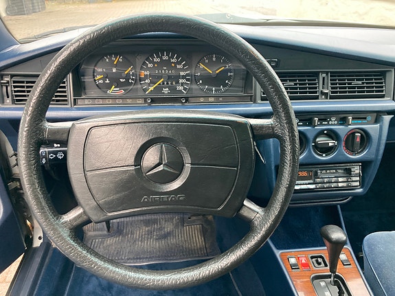 Mercedes-Benz 190 18 of 30