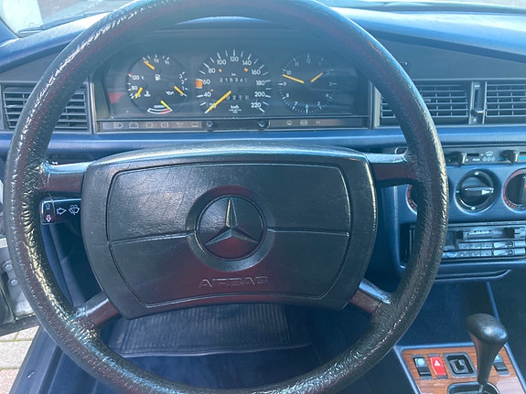 Mercedes-Benz 190 19 of 30