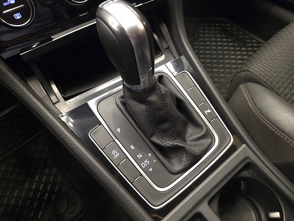 Volkswagen Golf VII 27 of 30
