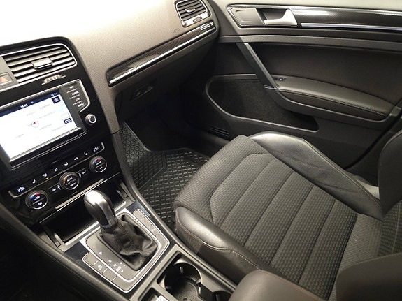 Volkswagen Golf VII 29 of 30