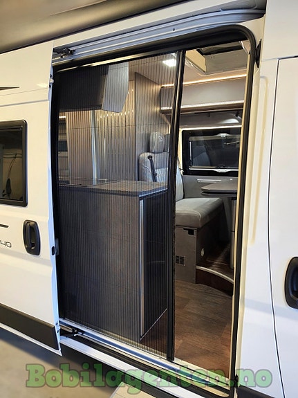 Pøssl Summit Shine 640 | For 5 Personer! / Dieselvarme og Elvarme / Langsgående Senger / Markise / Skjult Dusj ++ 11 of 30