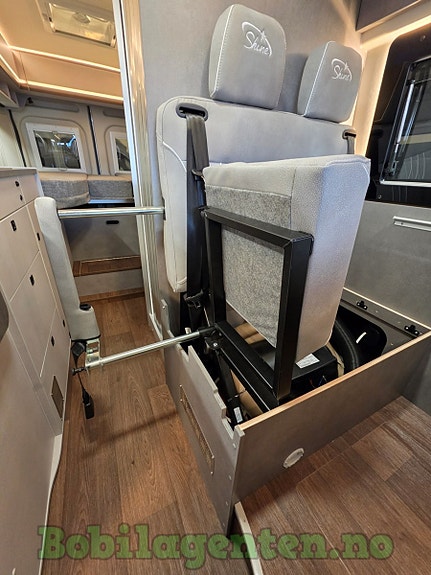 Pøssl Summit Shine 640 | For 5 Personer! / Dieselvarme og Elvarme / Langsgående Senger / Markise / Skjult Dusj ++ 19 of 30
