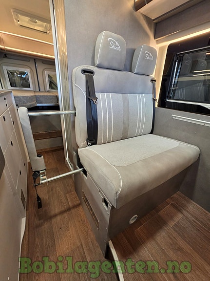 Pøssl Summit Shine 640 | For 5 Personer! / Dieselvarme og Elvarme / Langsgående Senger / Markise / Skjult Dusj ++ 17 of 30
