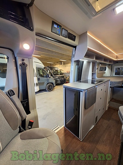 Pøssl Summit Shine 640 | For 5 Personer! / Dieselvarme og Elvarme / Langsgående Senger / Markise / Skjult Dusj ++ 23 of 30