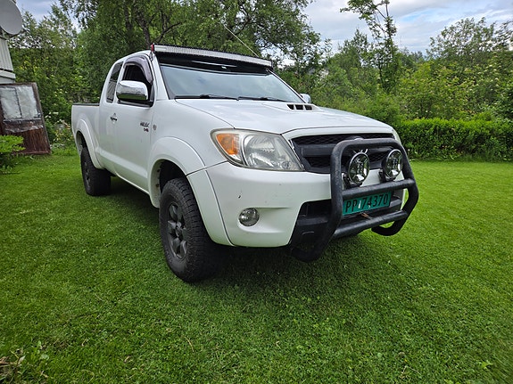 Toyota HiLux 2 of 20