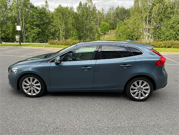 Volvo V40 2 of 23