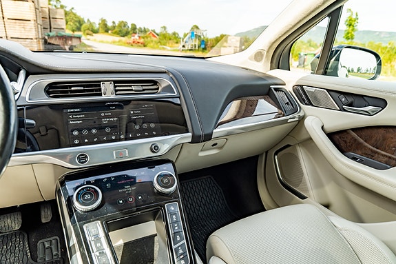 Jaguar I-PACE 25 of 29
