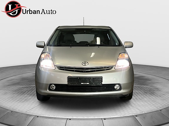 Toyota Prius 4 of 5