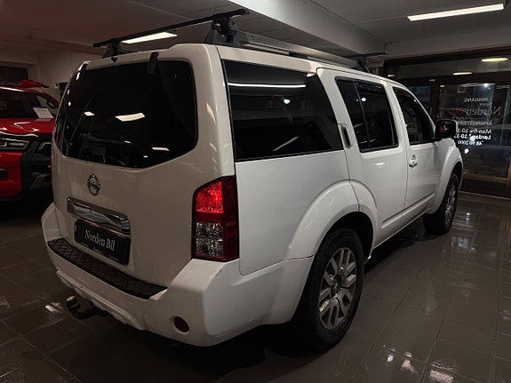Nissan Pathfinder 3 of 5