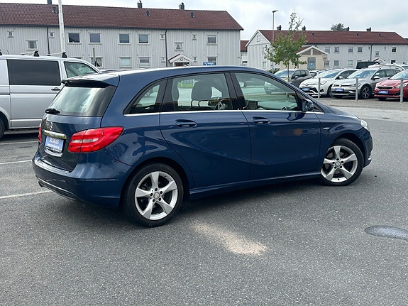 Mercedes-Benz B180 4 of 5