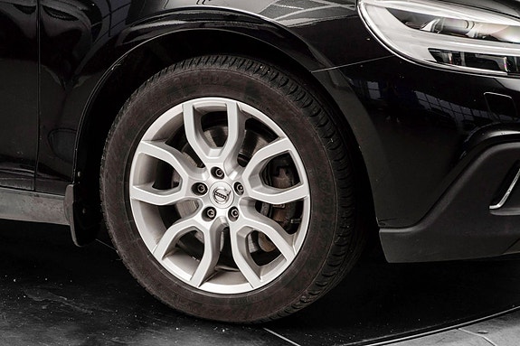 Volvo V40 Cross Country 2 of 5