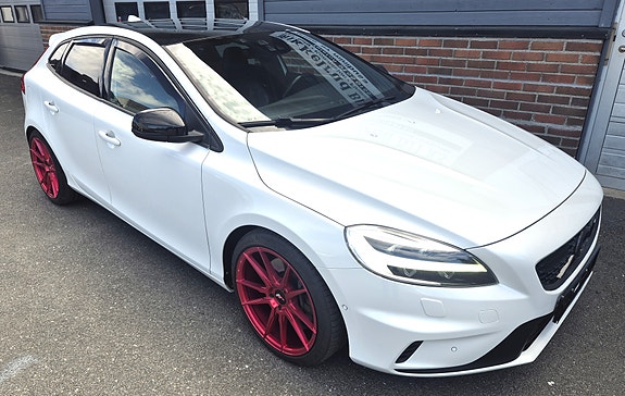 Volvo V40 2 of 5