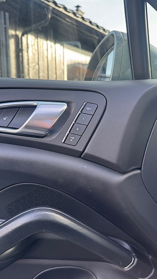 Porsche Cayenne 18 of 26