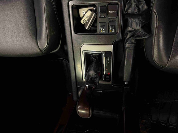 Toyota Land Cruiser 27 of 30